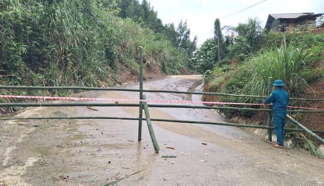 Lực lượng chức năng chốt chặn nhằm đảm bảo an toàn cho người dân. Lực lượng chức năng chốt chặn nhằm đảm bảo an toàn cho người dân.