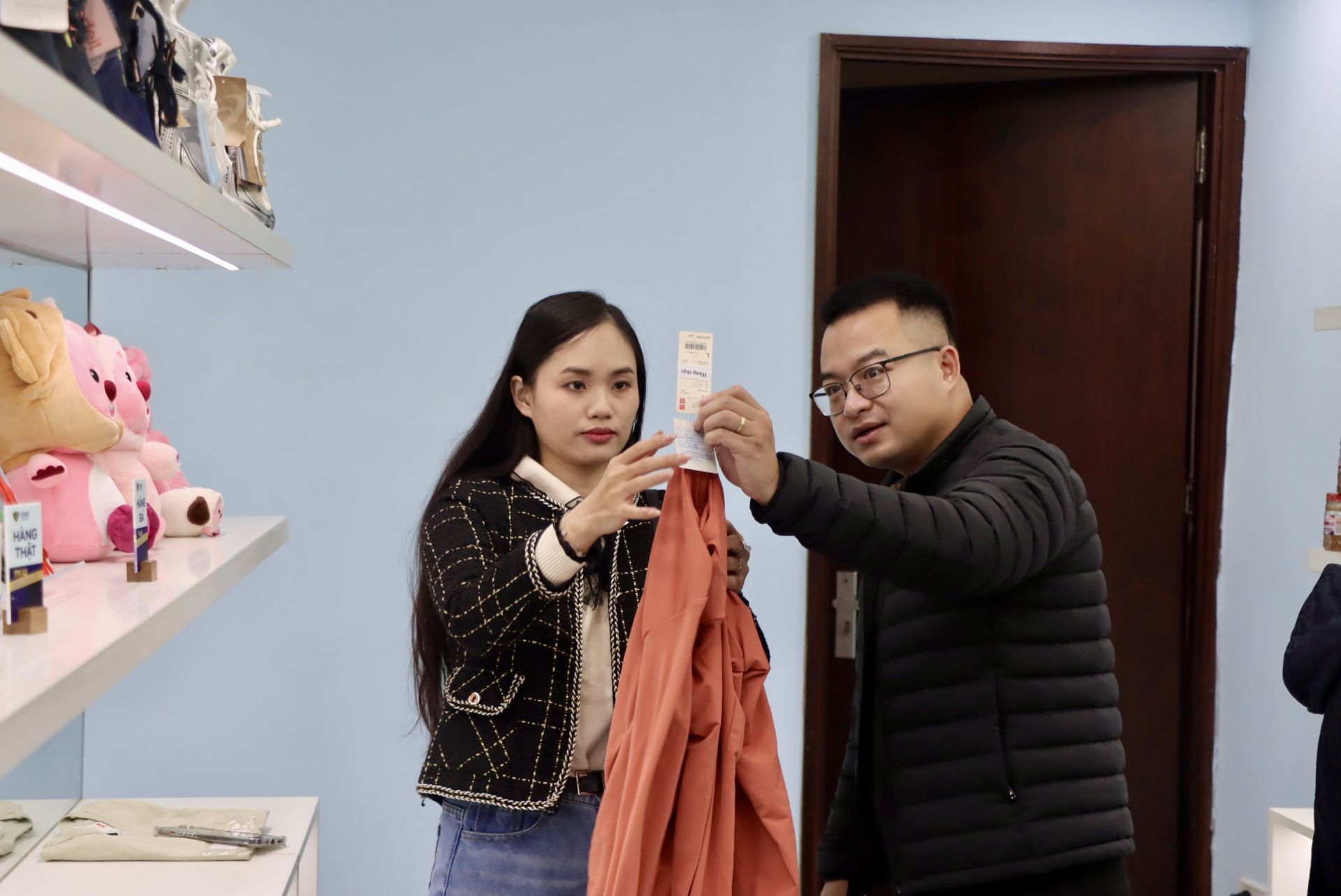 Luật sư Nguyễn Xuân Tú chia sẻ với phóng viên về cách phân biệt sản phẩm mang thương hiệu Uniqlo thật