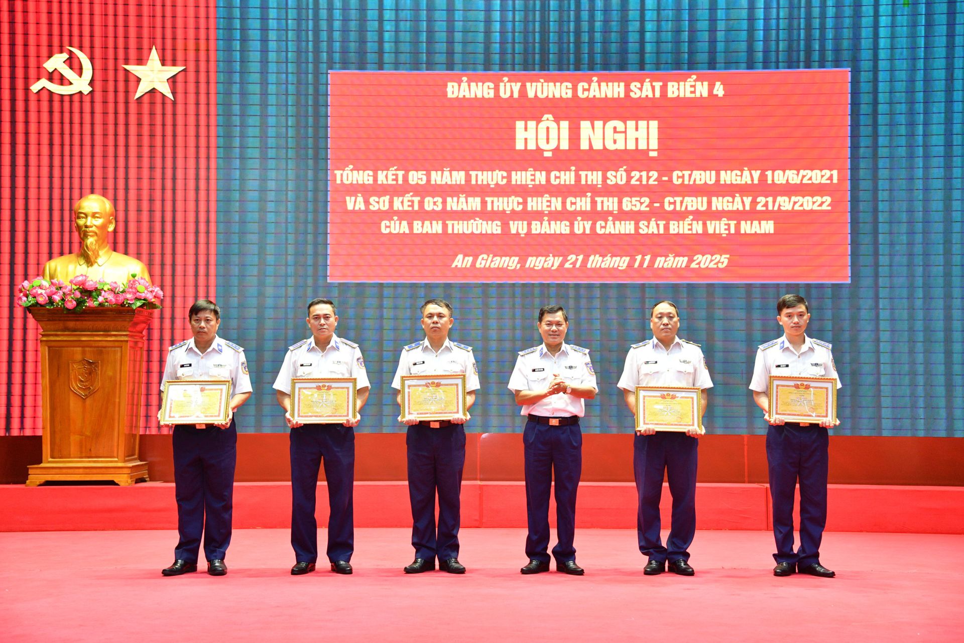 Đại tá Nguyễn Thái Dương - Ủy viên Ban Thường vụ Đảng ủy, Phó Chính ủy Bộ Tư lệnh Vùng Cảnh sát biển 4 trao thưởng cho các tập thể, cá nhân có thành tích tốt trong thực hiện Chỉ thị 652. Đại tá Nguyễn Thái Dương - Ủy viên Ban Thường vụ Đảng ủy, Phó Chính ủy Bộ Tư lệnh Vùng Cảnh sát biển 4 trao thưởng cho các tập thể, cá nhân có thành tích tốt trong thực hiện Chỉ thị 652.