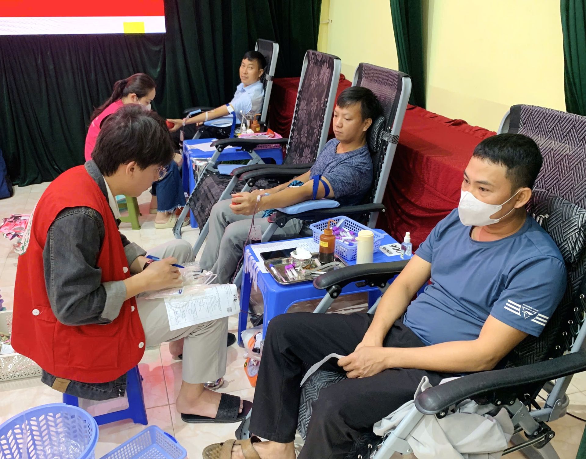 Trung tâm Huyết học - Truyền máu, Bệnh viện Đa khoa tỉnh Thanh Hóa vừa phối hợp với Hội Chữ thập đỏ tỉnh Ninh Bình tổ chức chương trình hiến máu tình nguyện “Giọt hồng từ trái tim” tại xã Yên Đồng