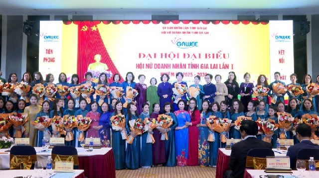 Ban Chấp hành Hội Nữ doanh nhân tỉnh Gia Lai lần thứ I, nhiệm kỳ 2025-2030 ra mắt Đại hội. Ảnh: Nhật Trường