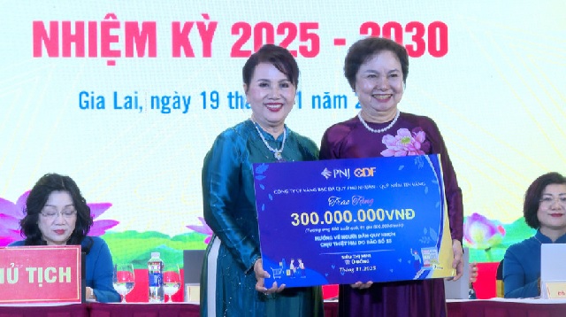 Nữ doanh nhân Đồng Thị Ánh (bên trái) tiếp nhận khoản hỗ trợ 300 triệu đồng từ Công ty cổ phần vàng bạc đá quý Phú Nhuận, TP Hồ Chí Minh. Ảnh: Nh-Trường