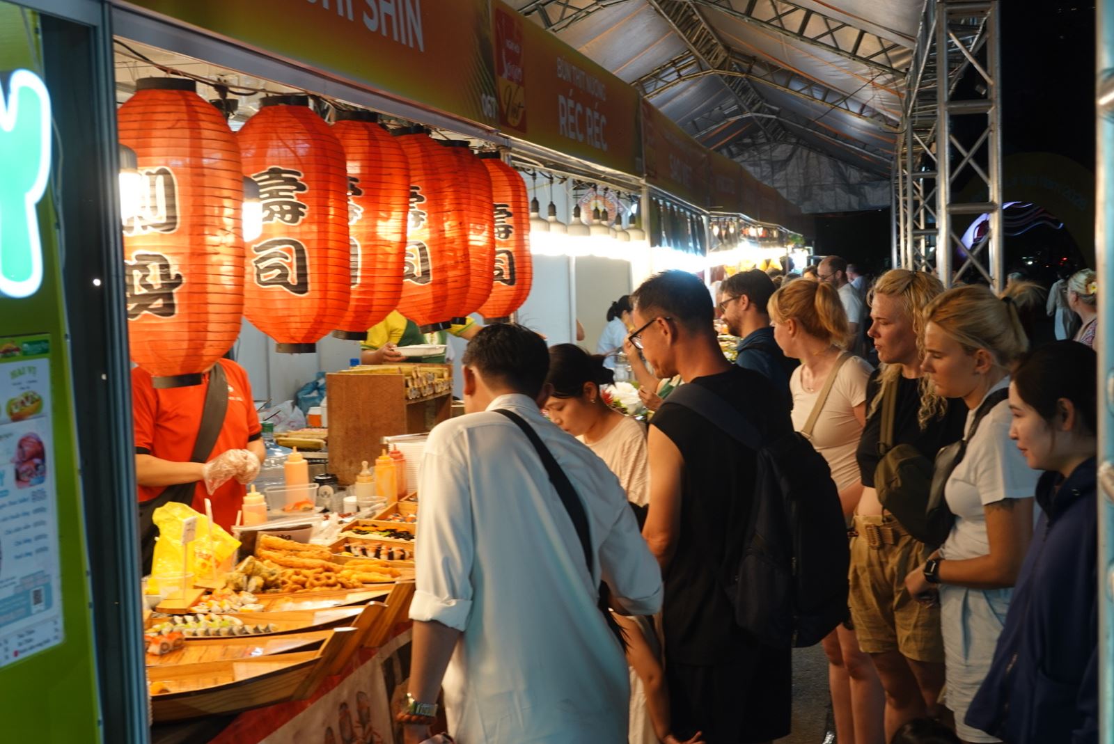 Đông đảo thực khách đến ngày hội để được thưởng thức các món ăn đặc sản vùng, miền.