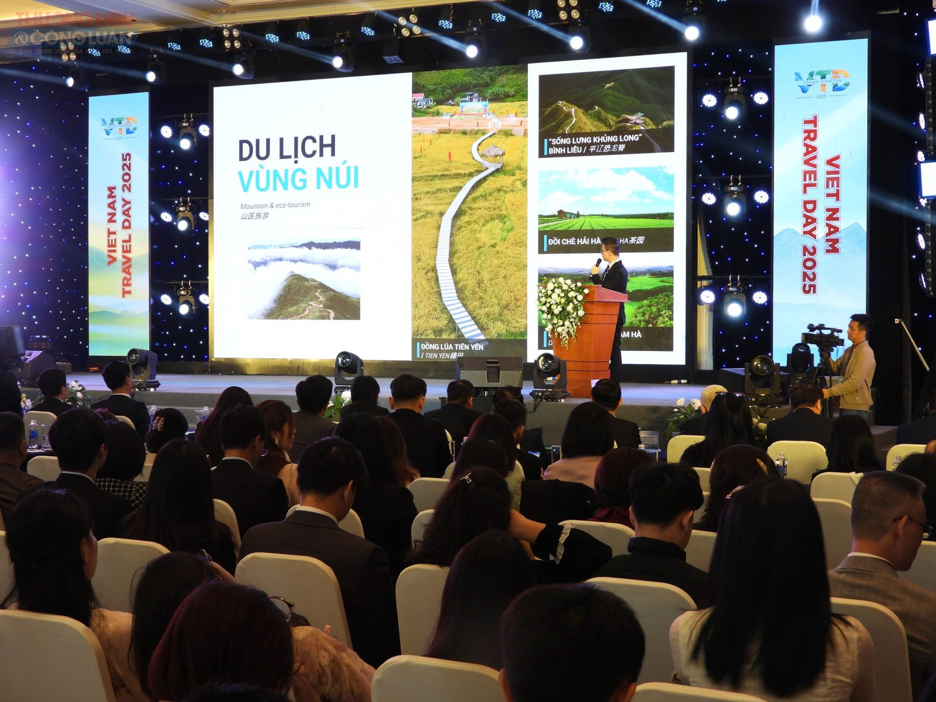 C&aacute;c đại biểu giới thiệu về Du lịch Quảng Ninh.