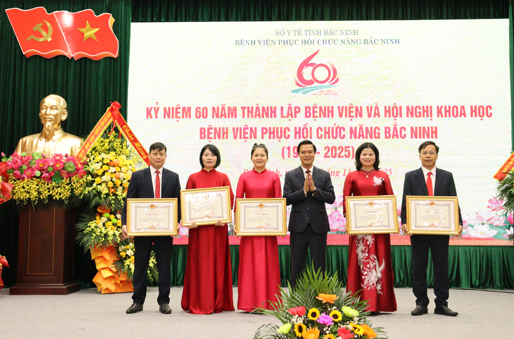 Lãnh đạo tỉnh tặng Bằng khen cho các cá nhân xuất sắc. Lãnh đạo tỉnh tặng Bằng khen cho các cá nhân xuất sắc.