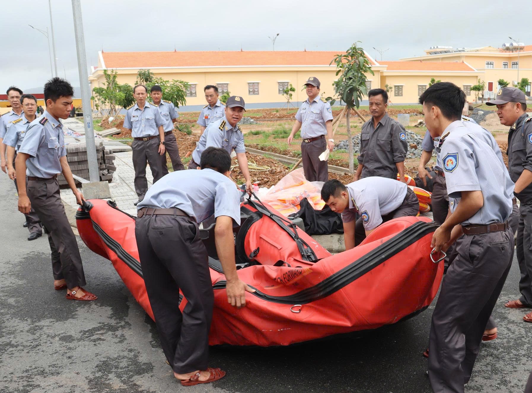 Cán bộ, kiểm ngư viên làm công tác chuẩn bị xuồng hơi Cán bộ, kiểm ngư viên làm công tác chuẩn bị xuồng hơi