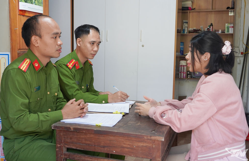 Công an lấy lời khai của Nguyễn Ngọc Bích Thủy. Ảnh: TH