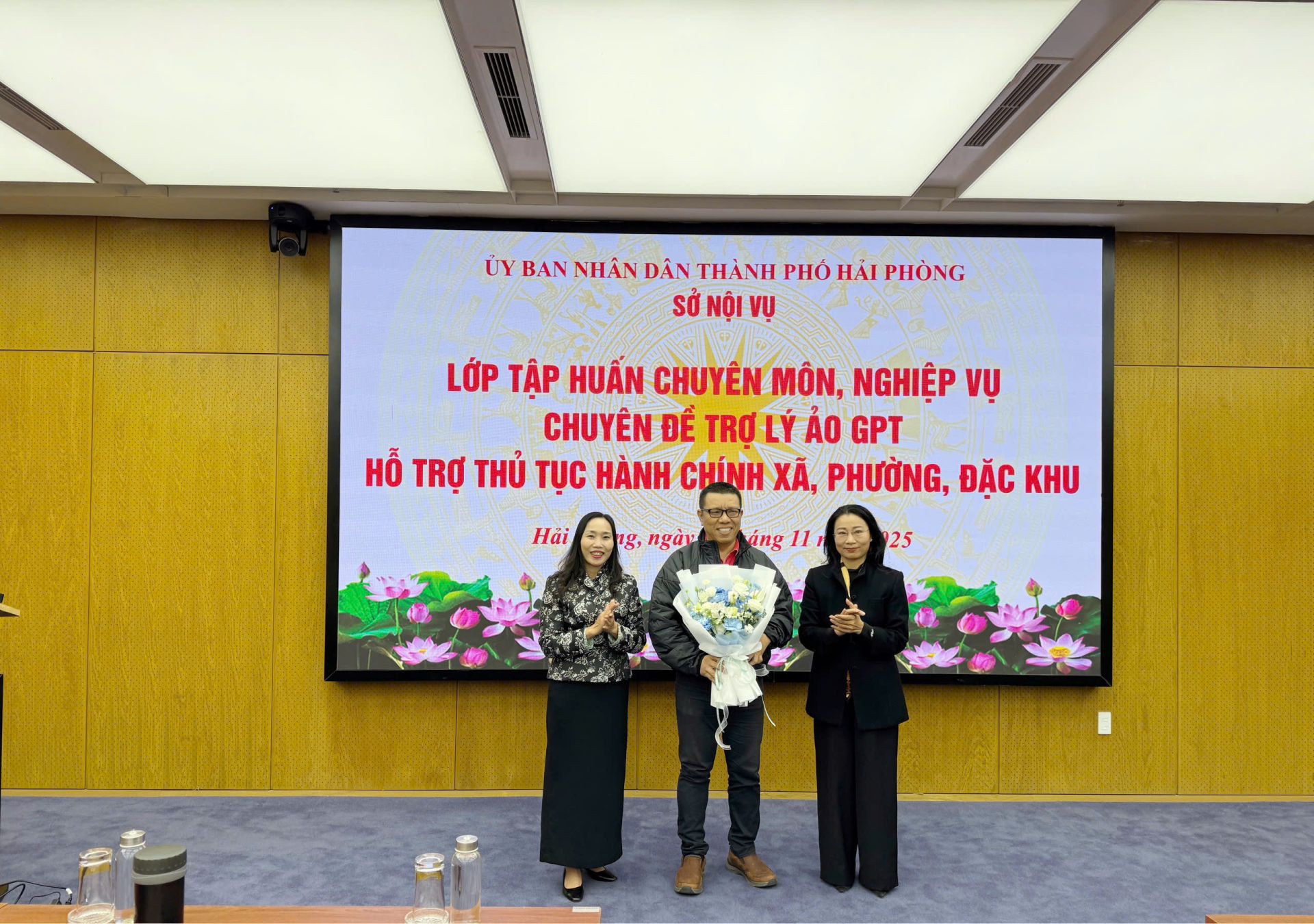 L&atilde;nh đạo Sở Nội vụ th&agrave;nh phố tặng hoa Giảng vi&ecirc;n tham gia Lớp tập huấn.