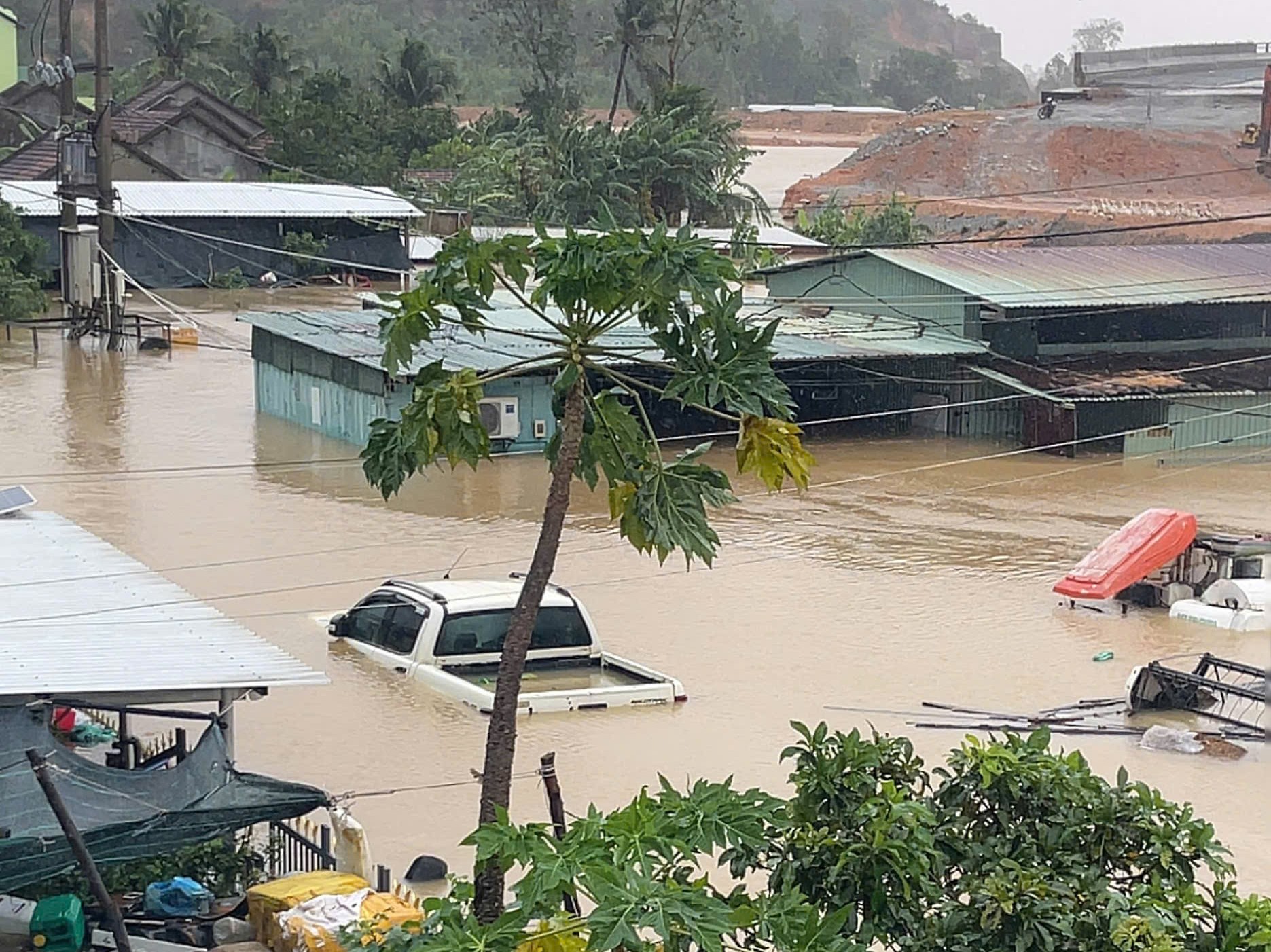 Đắk Lắk: 40 công nhân thi công dự án cao tốc bị mắc kẹt vì mưa lũ