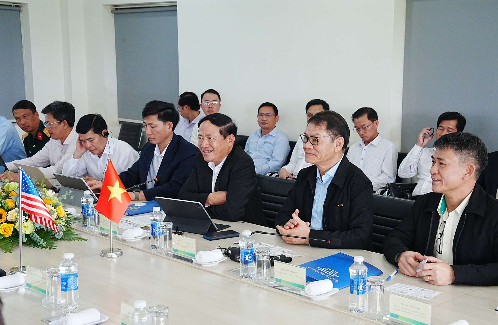 Chủ tịch UBND tỉnh Phạm Anh Tuấn (thứ ba từ phải sang) phát biểu tại buổi làm việc.