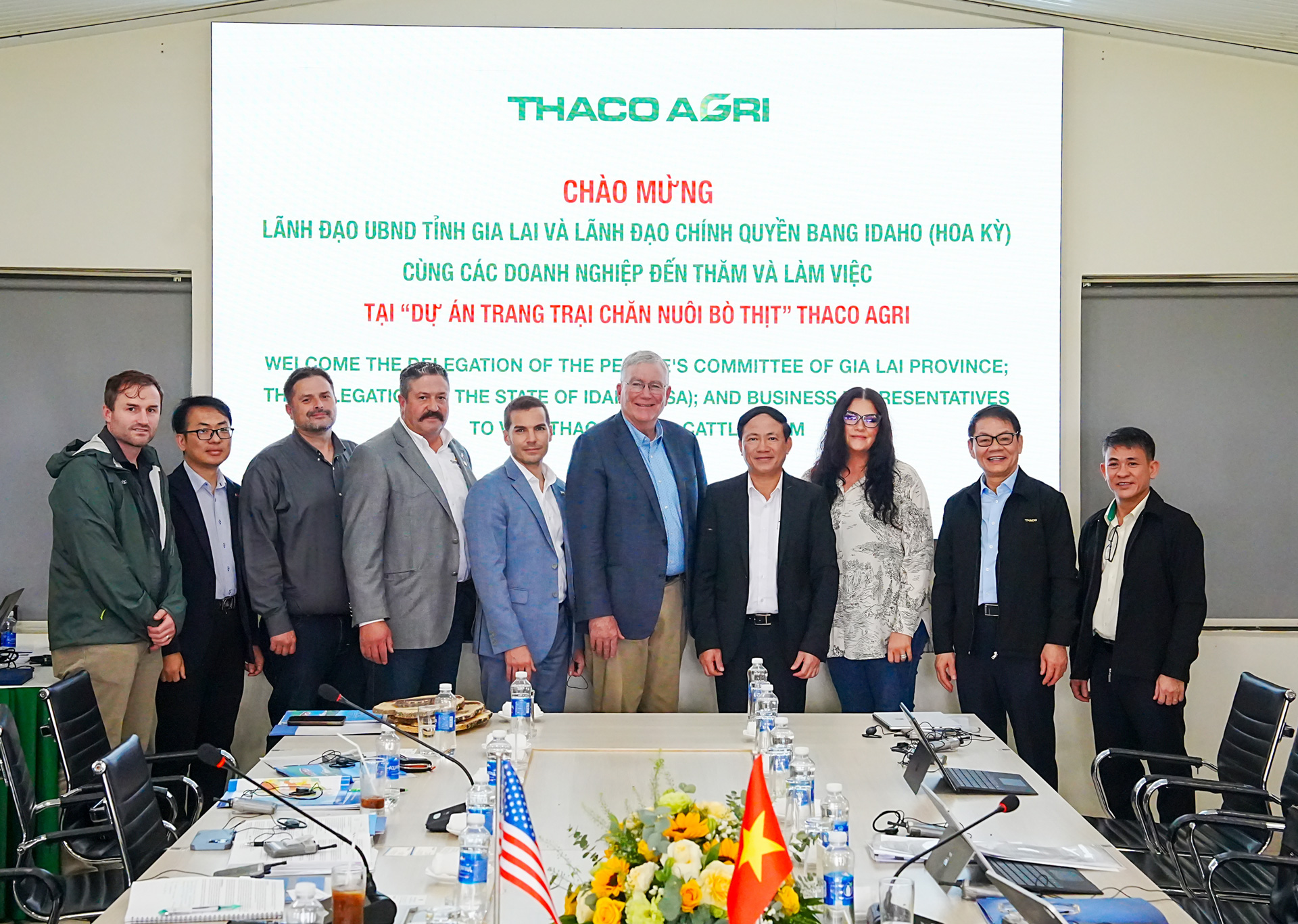 Lãnh đạo UBND tỉnh Gia Lai, đại diện Bộ Nông nghiệp Hoa Kỳ tại Việt Nam, đại diện chính quyền và doanh nghiệp bang Idaho chụp hình lưu niệm cùng Ban Lãnh đạo THACO AGRI.