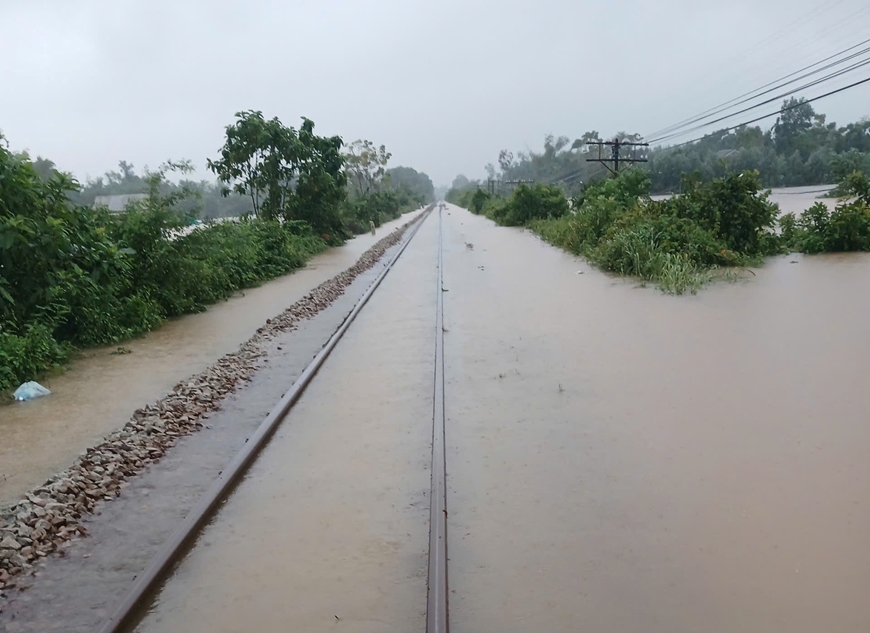 Ngừng chạy 25 tàu khách do mưa lũ, hơn 2.000 hành khách bị ảnh hưởng