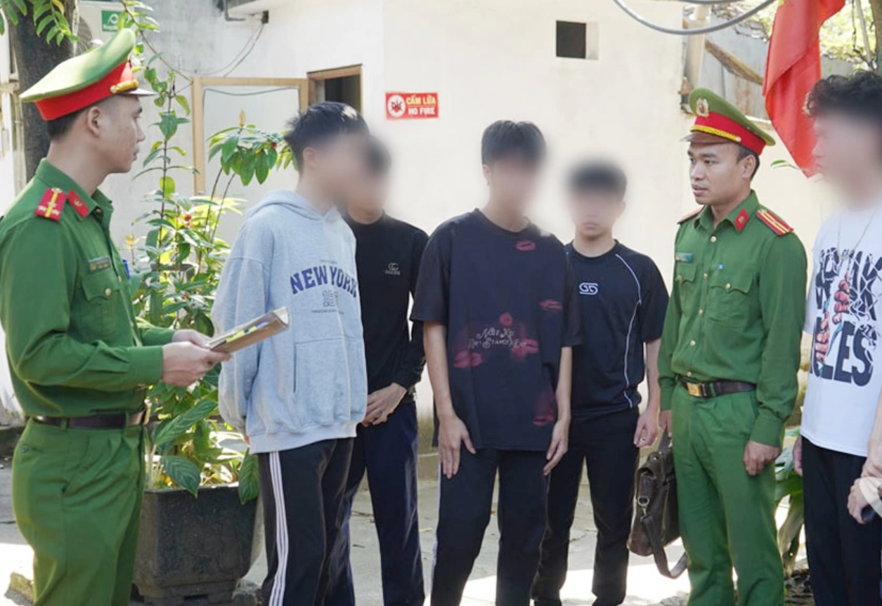 Cảnh sát điều tra (Công an tỉnh Thái Nguyên) thu thập thông tin, tài liệu. Ảnh: TH