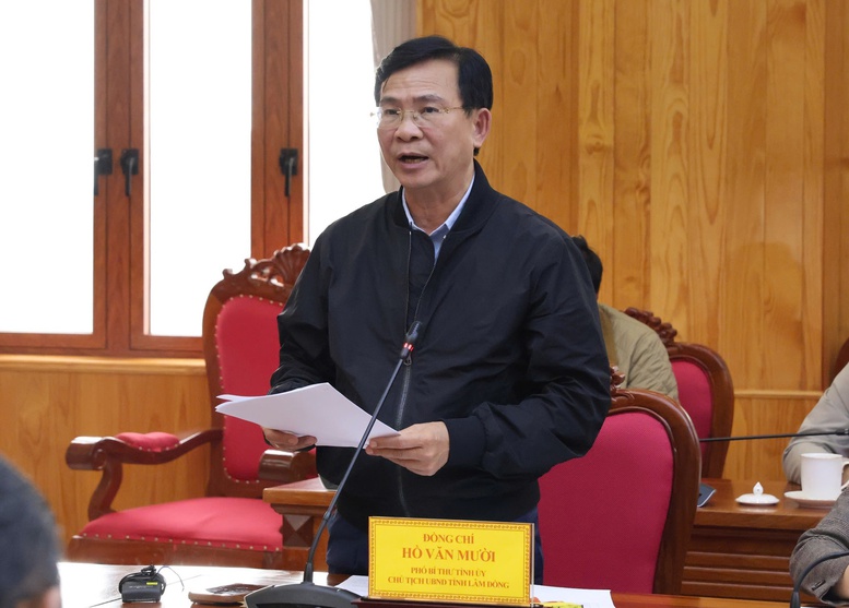 Chủ tịch UBND tỉnh Lâm Đồng Hồ Văn Mười báo cáo tại cuộc họp - Ảnh: VGP/Gia Huy