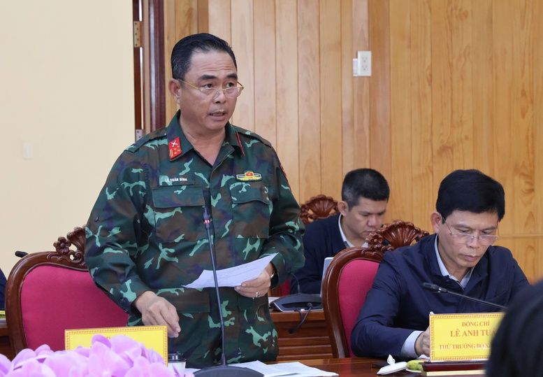 Đại tá Lê Xuân Bình, Phó Tư lệnh - Tham mưu trưởng Quân khu 7 báo cáo tại cuộc họp - Ảnh: VGP/Gia Huy