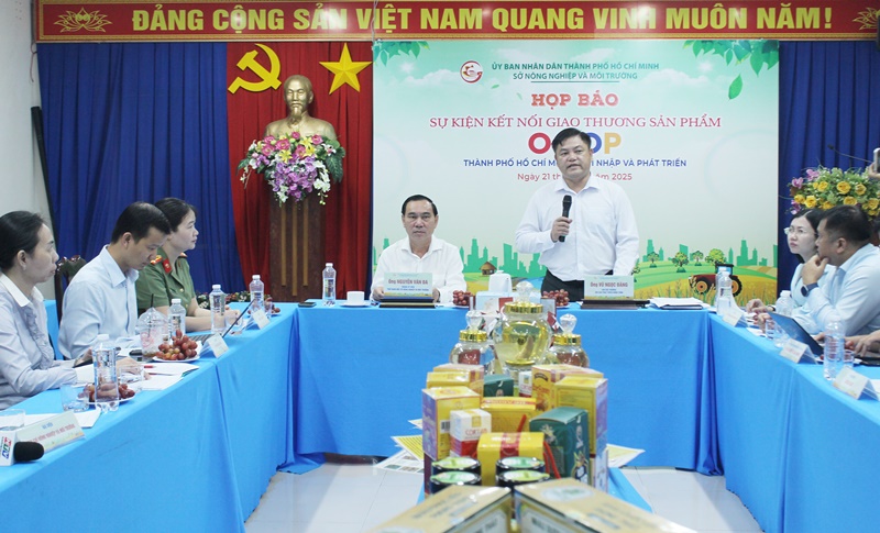 Ông Vũ Ngọc Đăng - Chi cục trưởng Chi cục Phát triển nông thôn TP.HCM chia sẻ thông tin với báo chí