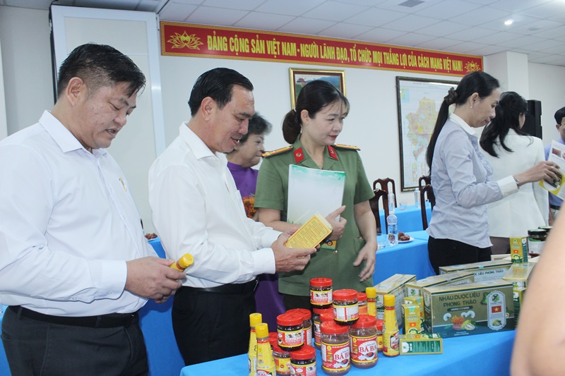 Sản phẩm OCOP trưng bày tại họp báo