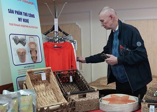 Sản phẩm thủ công mỹ nghệ của tỉnh Thanh Hóa thu hút doanh nghiệp Nga tại hội nghị.