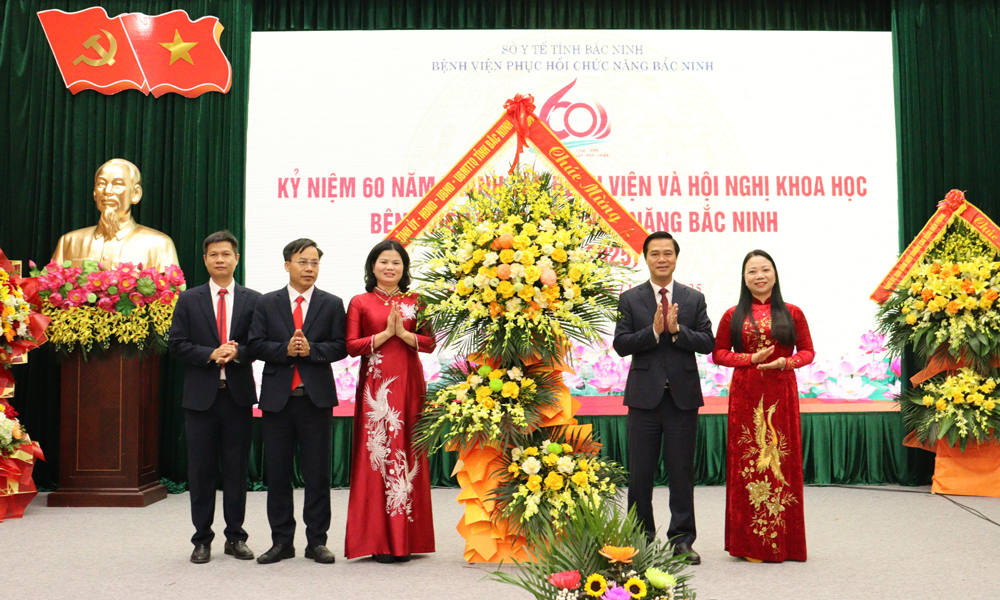 Các đồng chí lãnh đạo tỉnh tặng hoa chúc mừng Bệnh viện Phục hồi chức năng Bắc Ninh. Các đồng chí lãnh đạo tỉnh tặng hoa chúc mừng Bệnh viện Phục hồi chức năng Bắc Ninh.