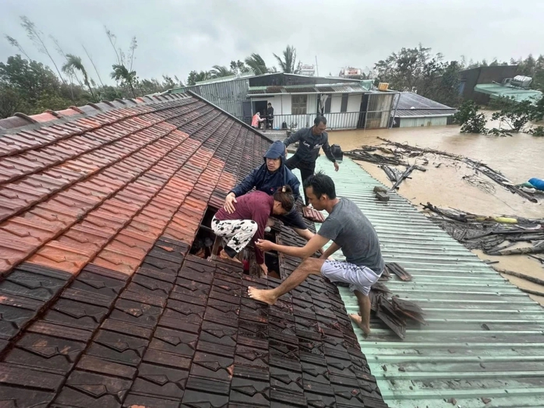 Người dân Quy Nhơn được đội cứu hộ dỡ mái nhà cứu ra ngoài.