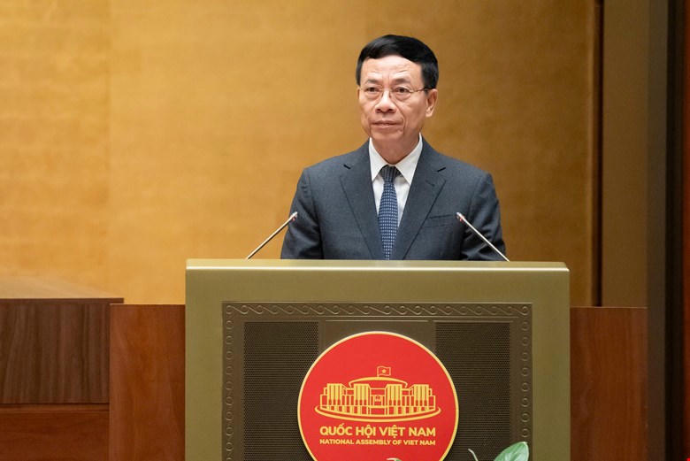 Bộ trưởng Bộ Khoa học và Công nghệ Nguyễn Mạnh Hùng trình bày tờ trình tại phiên họp.