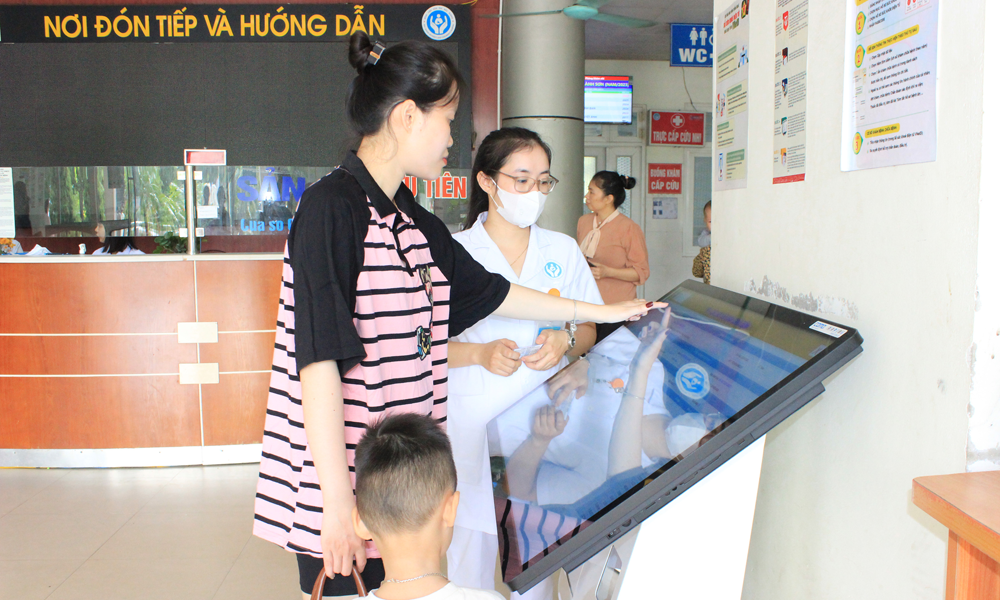 Người dân đăng ký khám bệnh trên kiosk thông minh tại Bệnh viện Sản - Nhi Bắc Ninh số 1.