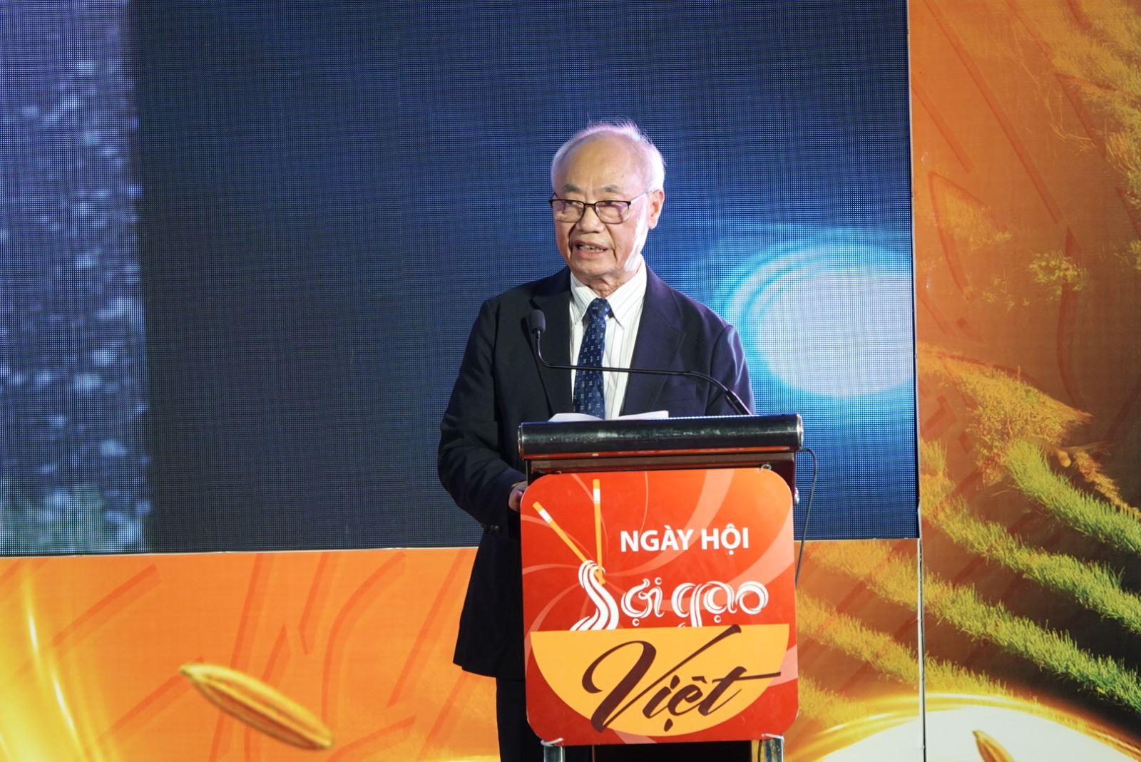 Ông Vũ Thế Bình, Chủ tịch Hiệp hội Du lịch Việt Nam phát biểu tại Lễ khai mạc Ngày hội Sợi gạo Việt vào tối 20/11.