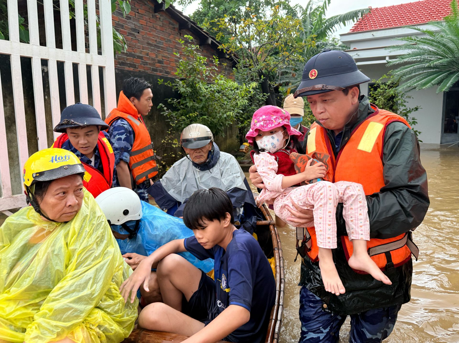 Phối hợp sơ tán bà con nhân đân Phối hợp sơ tán bà con nhân đân