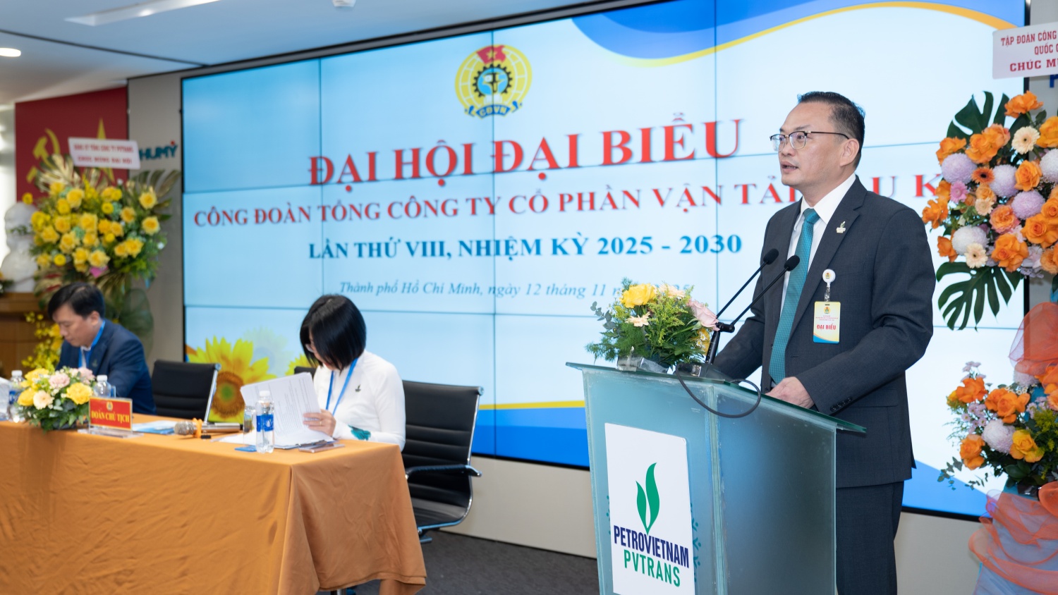 Đồng chí Nguyễn Quốc Thịnh - Phó Tổng Giám đốc, Chủ tịch Công đoàn PVTrans báo cáo kết quả hoạt động của Công đoàn Tổng công ty giai đoạn 2023-2025