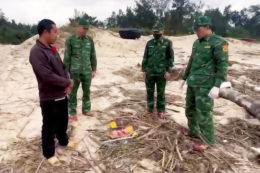 Đồn Biên phòng Triệu Vân phong tỏa hiện trường khu vực phát hiện vật thể nghi là ma túy tổng hợp.