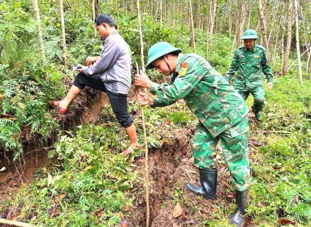 Vết nứt nguy hiểm uy hiếp các hộ dân bên dưới. Vết nứt nguy hiểm uy hiếp các hộ dân bên dưới.