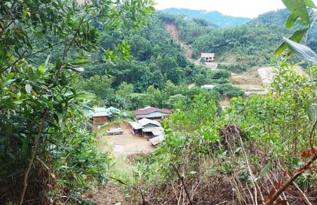 Xã Đắc Pring, Đà Nẵng báo động đỏ sạt lở, vết nứt dài 150m đe dọa mạng sống hàng chục người dân. Xã Đắc Pring, Đà Nẵng báo động đỏ sạt lở, vết nứt dài 150m đe dọa mạng sống hàng chục người dân.