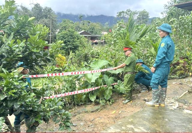 Xã Đắc Pring, TP. Đà Nẵng sơ tán dân khỏi khu vực nguy cơ sạt lở và tiếp tế lương thực, như yếu phẩm, đảm bảo đời sống. Xã Đắc Pring, TP. Đà Nẵng sơ tán dân khỏi khu vực nguy cơ sạt lở và tiếp tế lương thực, như yếu phẩm, đảm bảo đời sống.