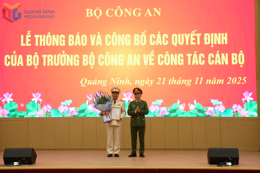 Thượng tướng Nguyễn Ngọc L&acirc;m, Thứ trưởng Bộ C&ocirc;ng an tặng hoa ch&uacute;c mừng Thiếu tướng Nguyễn Tiến Trung, Gi&aacute;m đốc C&ocirc;ng an tỉnh Quảng Ninh.