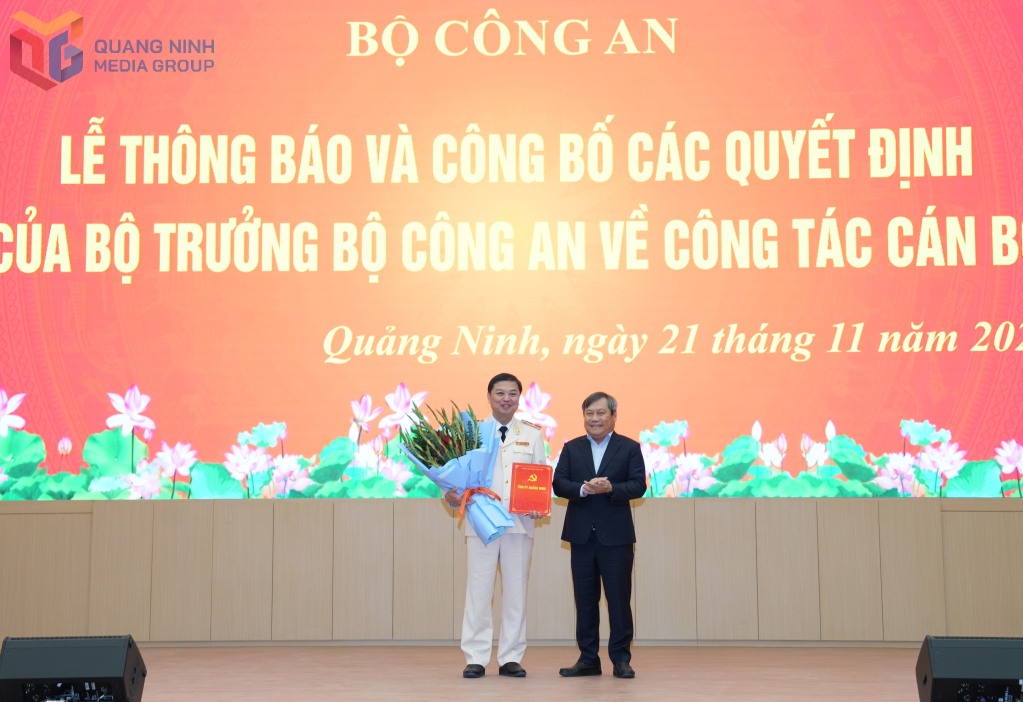 &Ocirc;ng Vũ Đại Thắng, Ủy vi&ecirc;n Trung ương Đảng, B&iacute; thư Tỉnh ủy, Trưởng Đo&agrave;n ĐBQH tỉnh Quảng Ninh trao Quyết định của Ban Thường vụ Tỉnh ủy về việc chỉ định Thiếu tướng Nguyễn Tiến Trung tham gia Ban Chấp h&agrave;nh, Ban Thường vụ v&agrave; giữ chức vụ B&iacute; thư Đảng ủy C&ocirc;ng an tỉnh Quảng Ninh nhiệm kỳ 2025-2030.