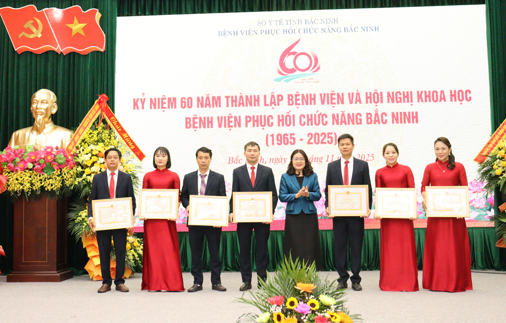 Lãnh đạo Sở Y tế trao Giấy khen cho các tập thể, cá nhân có thành tích. Lãnh đạo Sở Y tế trao Giấy khen cho các tập thể, cá nhân có thành tích.