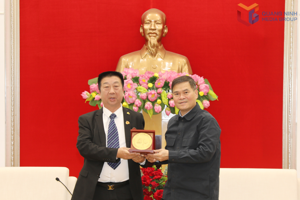 Chủ tịch UBND tỉnh Quảng Ninh Bùi Văn Khắng tặng quà lưu niệm là biểu tượng vịnh Hạ Long cho ông Zong Shuan. Chủ tịch UBND tỉnh Quảng Ninh Bùi Văn Khắng tặng quà lưu niệm là biểu tượng vịnh Hạ Long cho ông Zong Shuan.