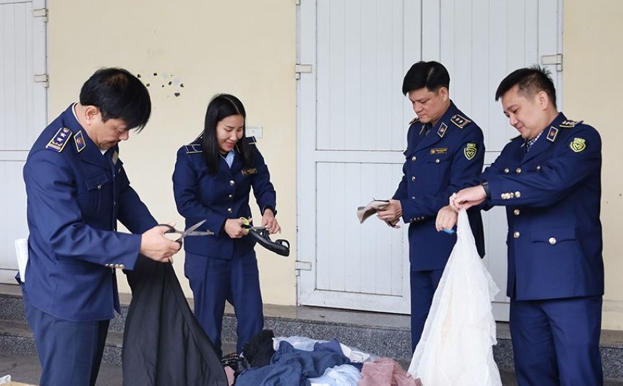 Chi cục QLTT tỉnh Hà Tĩnh tiến hành tiêu hủy tất cả hàng hóa là tang vật vi phạm hành chính dưới sự giám sát của các lực lượng chức năng.