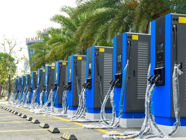 Quảng Trị xem xét lthí điểm lắp đặt trạm sạc điện tại các bãi đỗ xe công cộng.