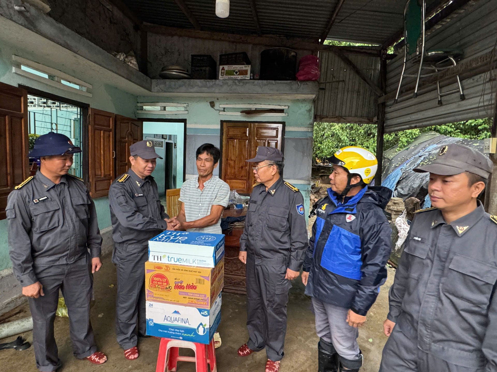 Trao tặng mỳ tôm, nước ngoạt cho nhân dân Trao tặng mỳ tôm, nước ngoạt cho nhân dân