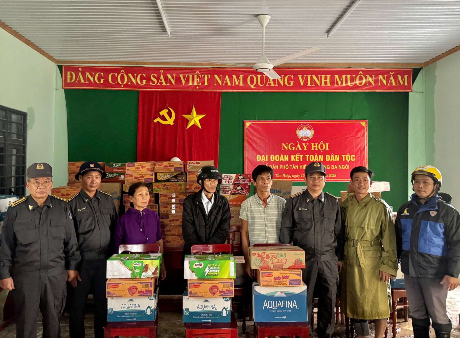 Trao tặng nước ngoạt cho bà con nhân dân Ba Ngòi Trao tặng nước ngoạt cho bà con nhân dân Ba Ngòi