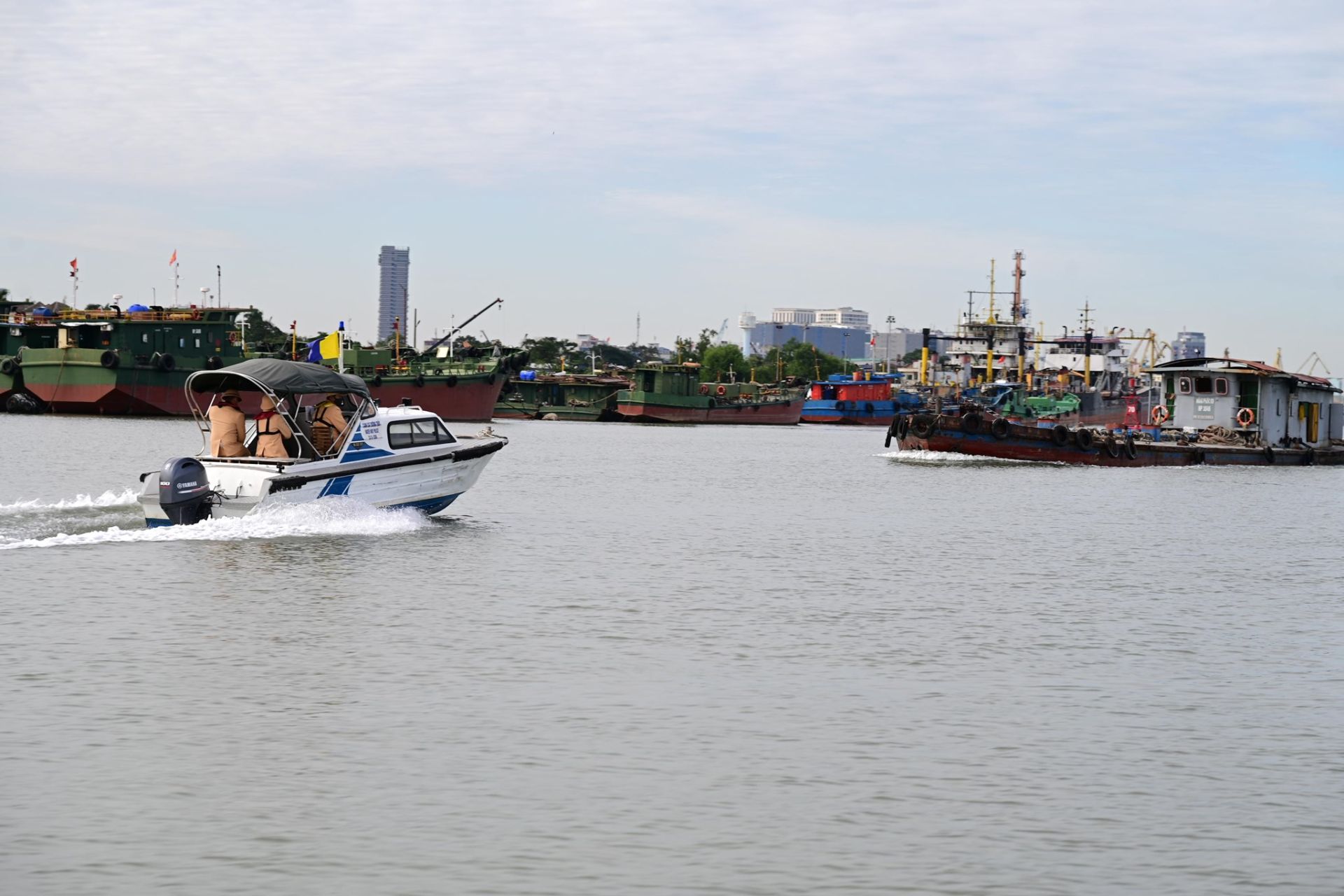 Đội Cảnh sát đường thuỷ số 1 - Phòng Cảnh sát giao thông tuần tra.