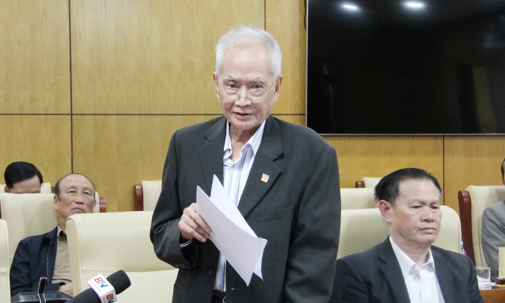 Đồng chí Vũ Đức Trung, nguyên Chủ tịch UBND tỉnh đóng góp ý kiến.