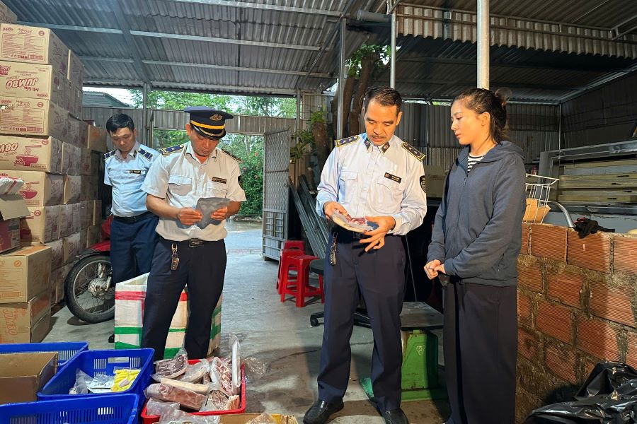 Đội QLTT số 1 tiến hành kiểm tra đột xuất Hộ kinh doanh thực phẩm Huyền Huỳnh tại phường Trần Phú, tỉnh Hà Tĩnh.