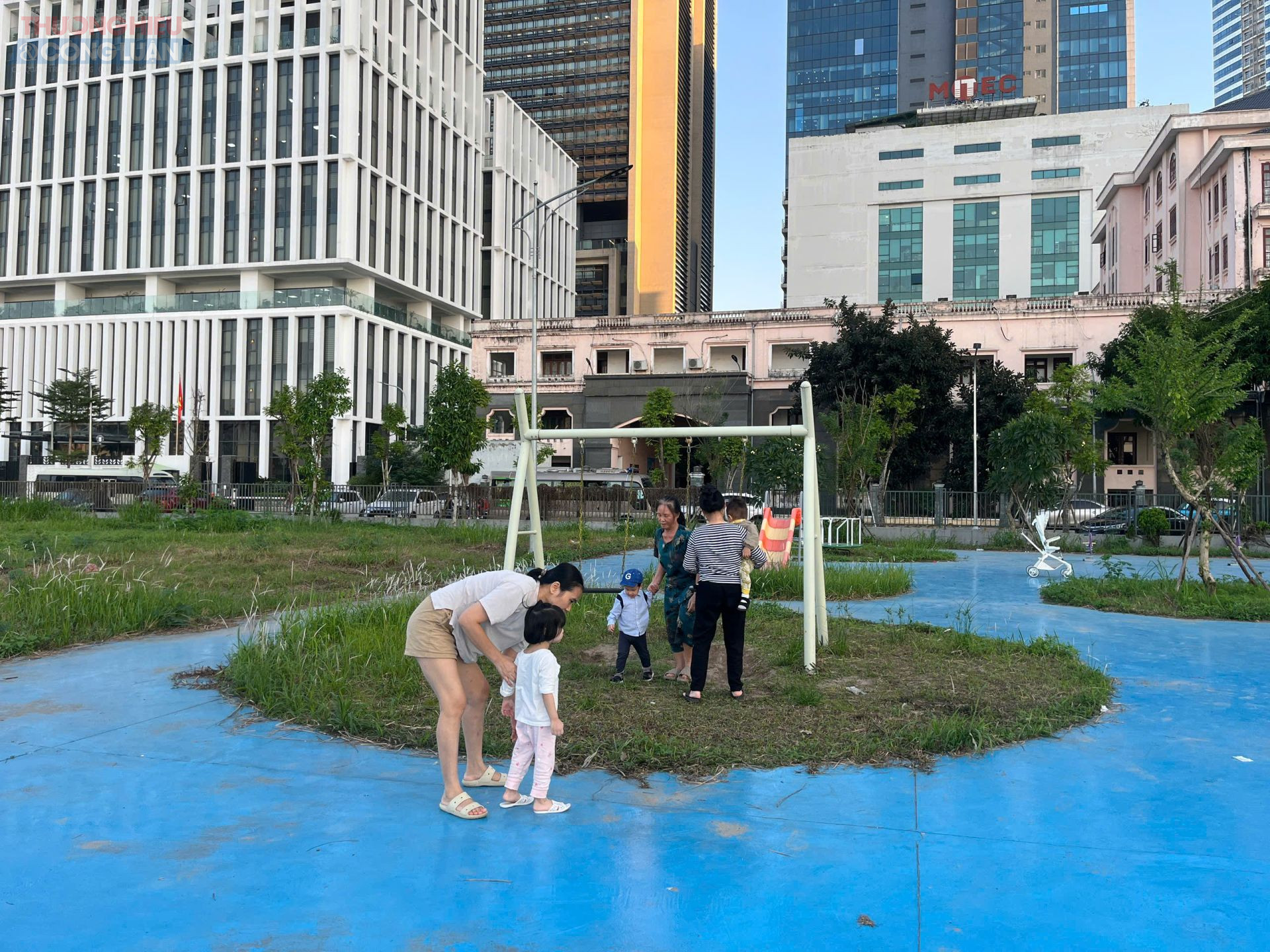 Với những nỗ lực kịp thời này, Công viên CV1 Cầu Giấy đang từng bước hồi sinh sau thời gian dài bị bỏ hoang, Công viên CV1 nay đã hồi sinh, trở thành điểm đến quen thuộc cho hàng nghìn người dân Cầu Giấy và khu vực lân cận, vừa tập thể dục, vừa thư giãn, vừa tạo không gian vui chơi an toàn cho trẻ em mỗi ngày.