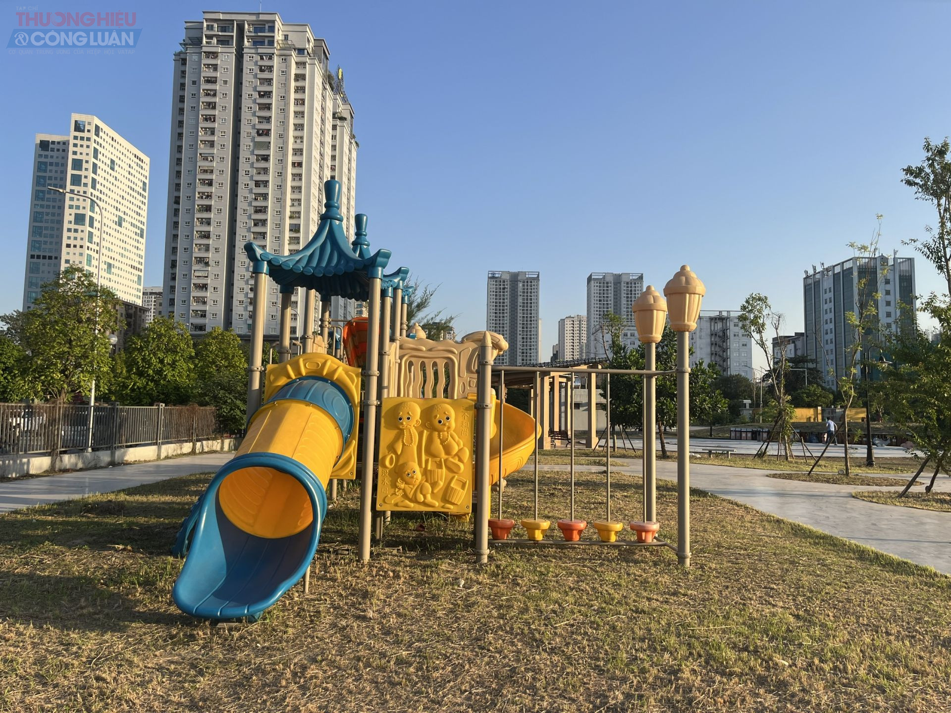 Trước thực trạng này, vừa qua ngày 30/10, UBND phường Cầu Giấy phối hợp với người dân trên địa bàn tổ chức đợt tổng vệ sinh toàn bộ Công viên CV1. Lực lượng chức năng, công nhân môi trường, đoàn viên thanh niên và các tổ dân phố được huy động để triển khai các hoạt động gồm: thu gom rác thải, phát quang cỏ dại, dọn dẹp lá rụng, cắt tỉa cây xanh, vệ sinh lối đi và xử lý những điểm rác tồn đọng lâu ngày, đặc biệt là hồ nước có cá chết.