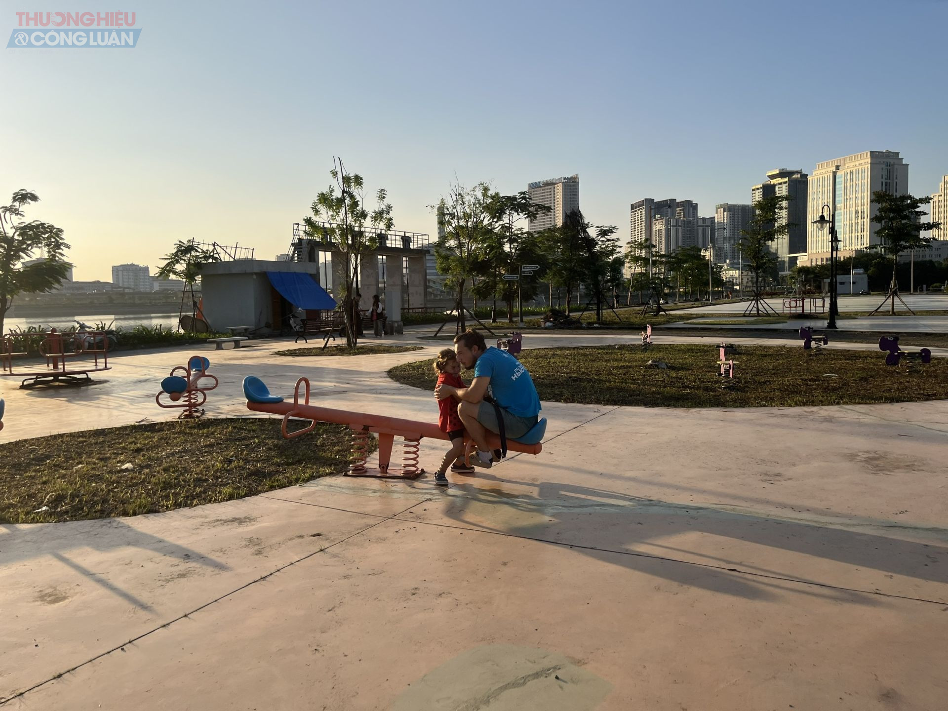 Theo ghi nhận của phóng viên, sau chiến dịch, công viên trở nên thông thoáng và sáng sủa hơn. Thảm cỏ được cắt tỉa gọn gàng, nhiều góc khuất trước đây đầy rác thải đã được dọn dẹp sạch sẽ. Các lối đi được quét rửa, khô ráo, không còn tình trạng bùn đất hay cỏ dại che phủ như trước.