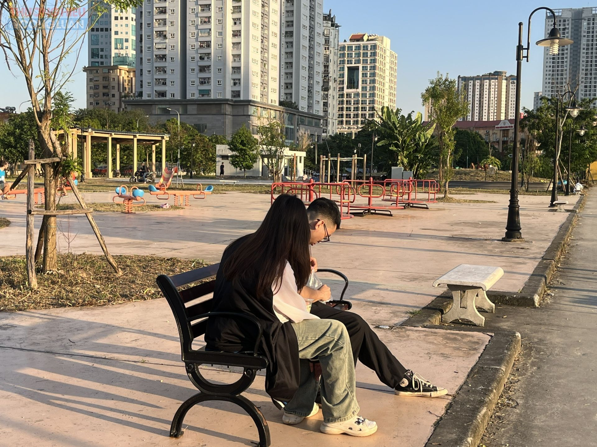 Một số thiết bị tập thể dục, ghế nghỉ bị hỏng đã được sửa chữa, sơn mới, tạo cảm giác an toàn và thân thiện cho người dân khi tới tập luyện, vui chơi.