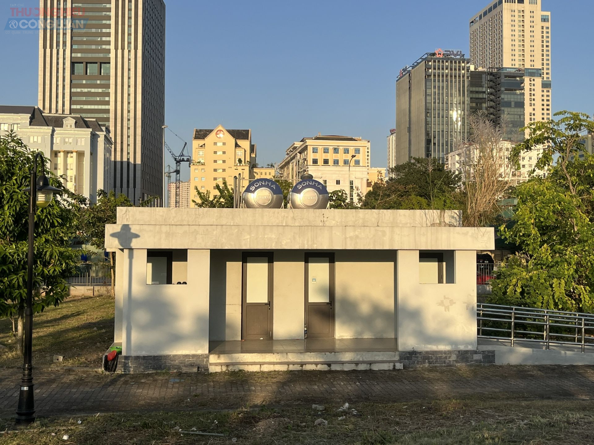 Không chỉ cảnh quan, các khu vực công cộng như nhà vệ sinh, chòi nghỉ, lối đi bộ cũng được quét rửa sạch sẽ, đảm bảo phục vụ người dân tốt hơn.