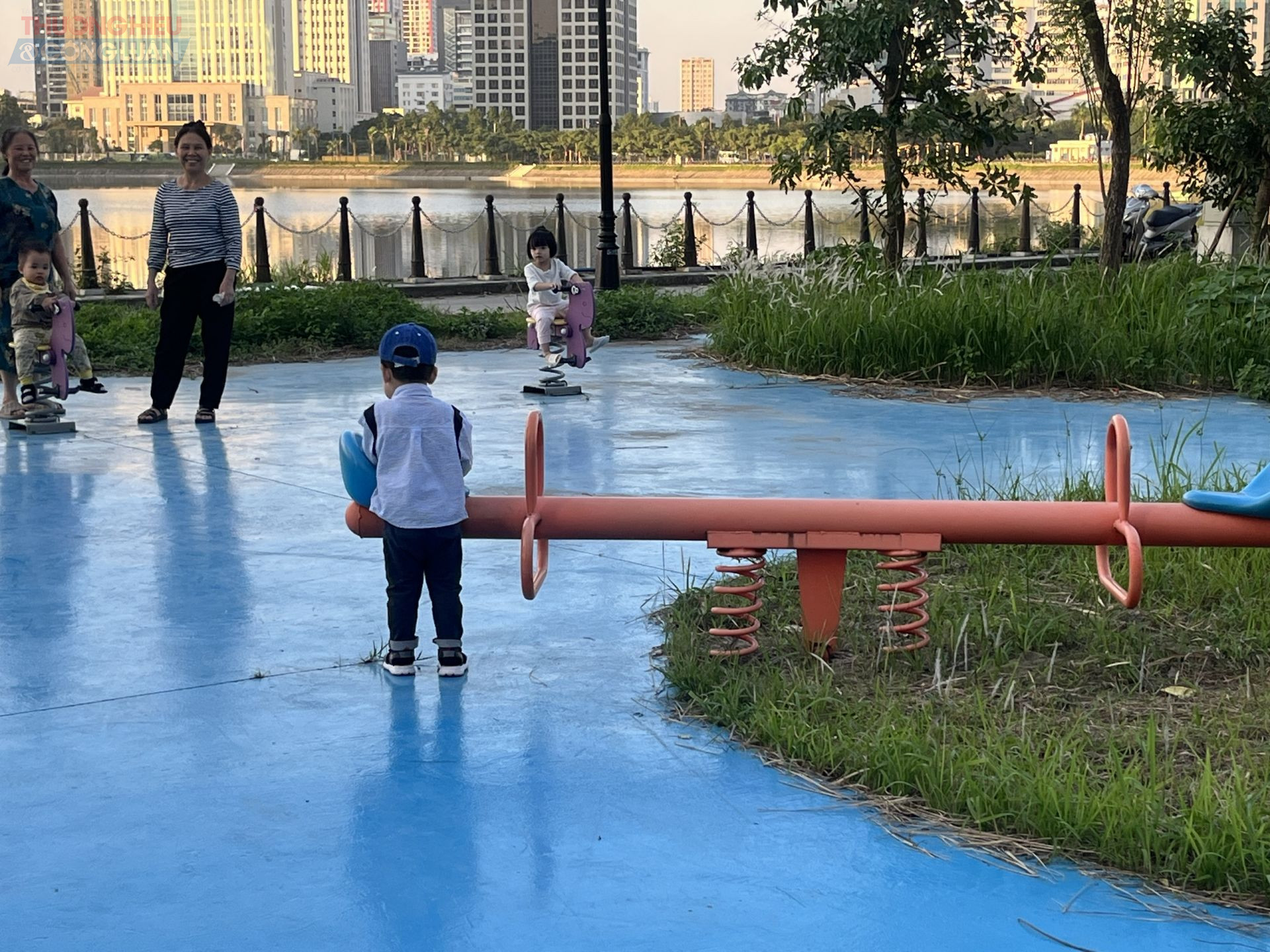 Nhiều người dân khi quay trở lại công viên đều bày tỏ sự phấn khởi trước sự thay đổi tích cực này. Một số gia đình cho biết họ đã bắt đầu đưa trẻ nhỏ ra đây vui chơi trở lại vào mỗi buổi chiều, thay vì phải tìm địa điểm khác như trước